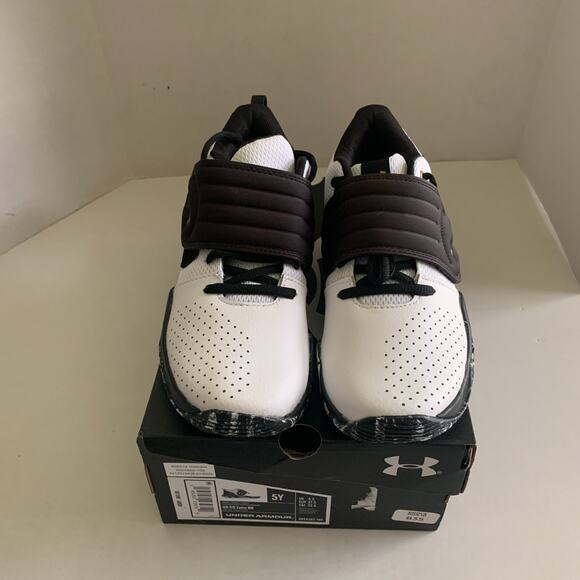 Under Armour GS Zone BB 2 Boy's Size 5Y Sneaker Shoes White/Black NIB Brand New - Picture 1 of 14